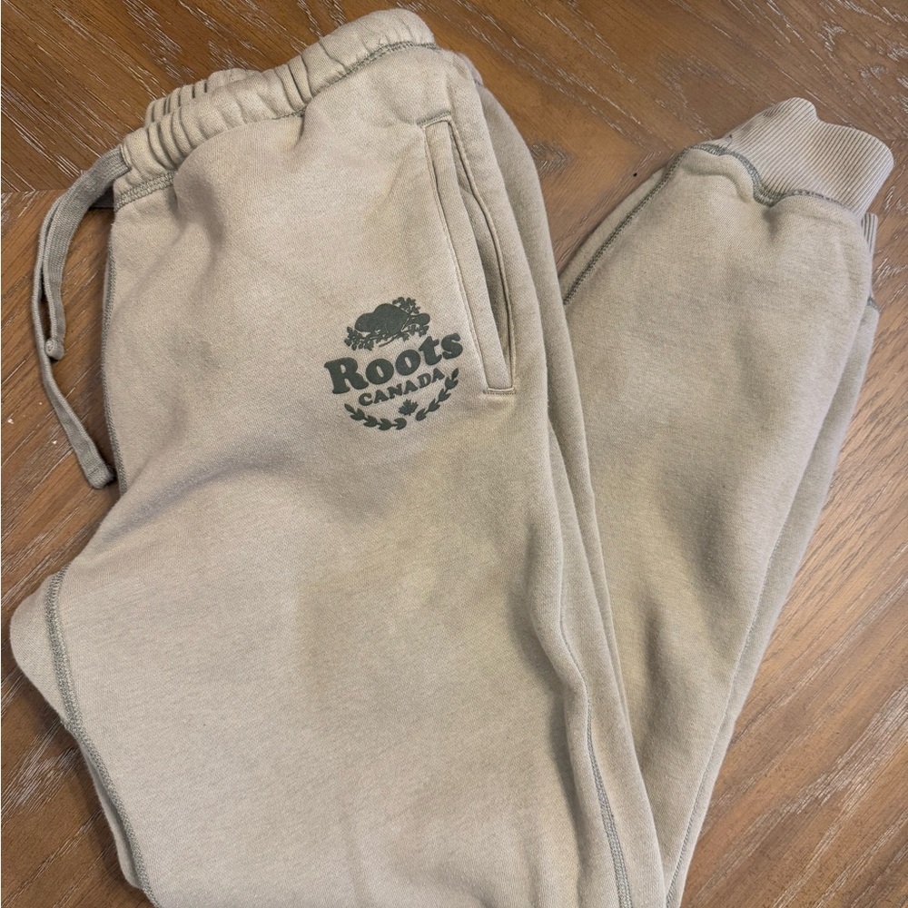 ROOTS Size Medium women’s sweatpants. Midrise. So cute and comfy!